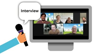 Illustration eines Desktop-Computers, auf dessen Bildschirm sechs Personen in einer Videokonferenz zu sehen sind. Jedes Videofenster zeigt eine lächelnde Person. Über dem Bildschirm ist ein Sprechblasensymbol mit dem Wort „Interview“. Im Vordergrund ist eine illustrierte Hand, die ein Mikrofon hält.
